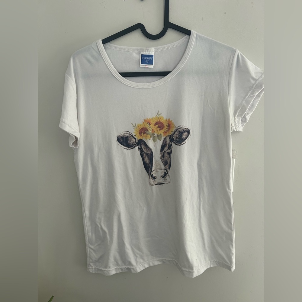 white short-sleeve T-shirt with a graphic of a cow wearing a sunflower crown XL